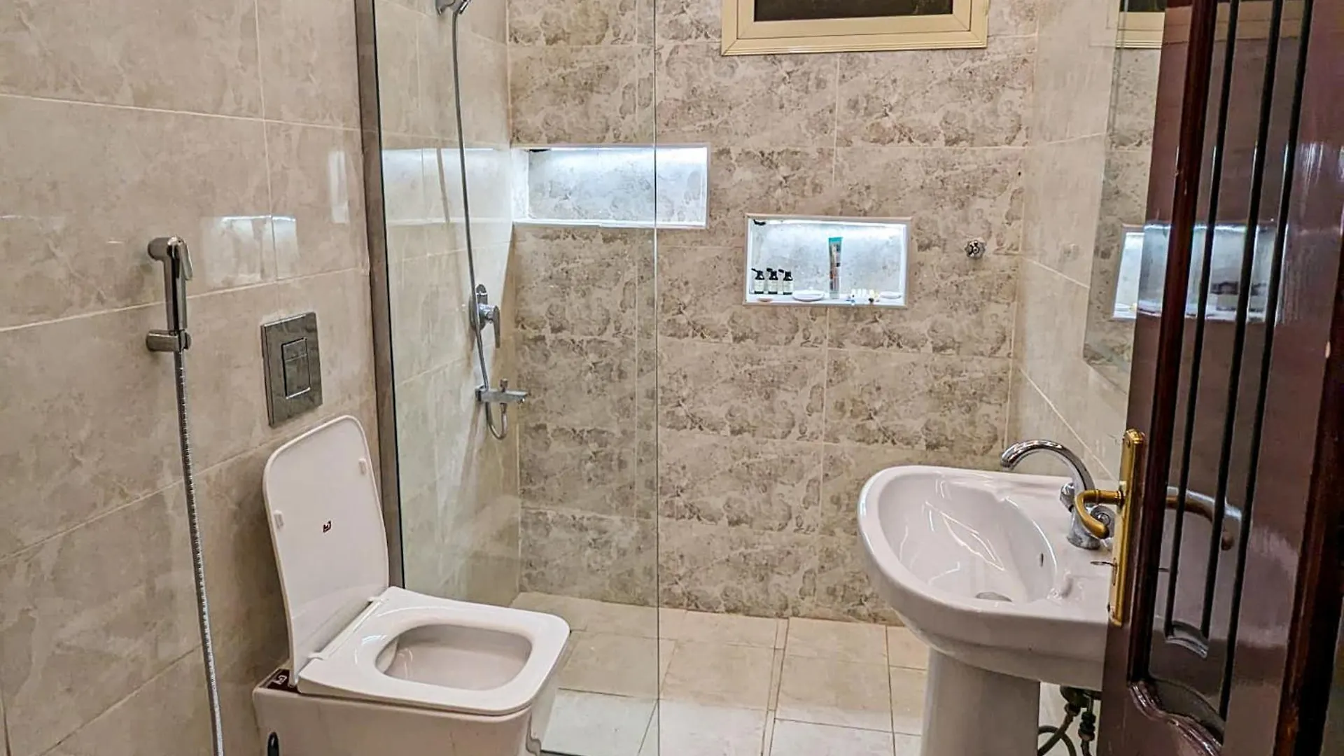 Madina Luxe Apartments - 7 Minutes To Haram By Car - Mount Uhud Views - Free Parking - Kitchen Medine