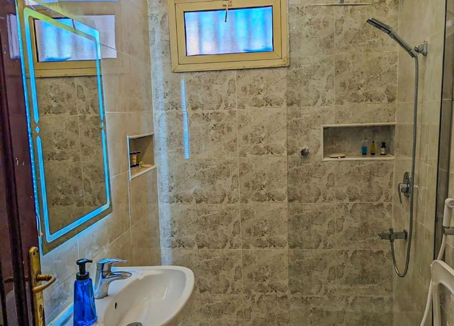 Madina Luxe Apartments - 7 Minutes To Haram By Car - Mount Uhud Views - Free Parking - Kitchen Medine 0*,  Suudi Arabistan